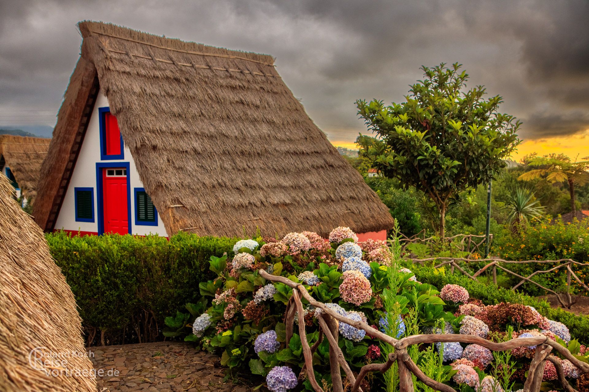 Madeira traditionelle Steinhäuschen in Santana